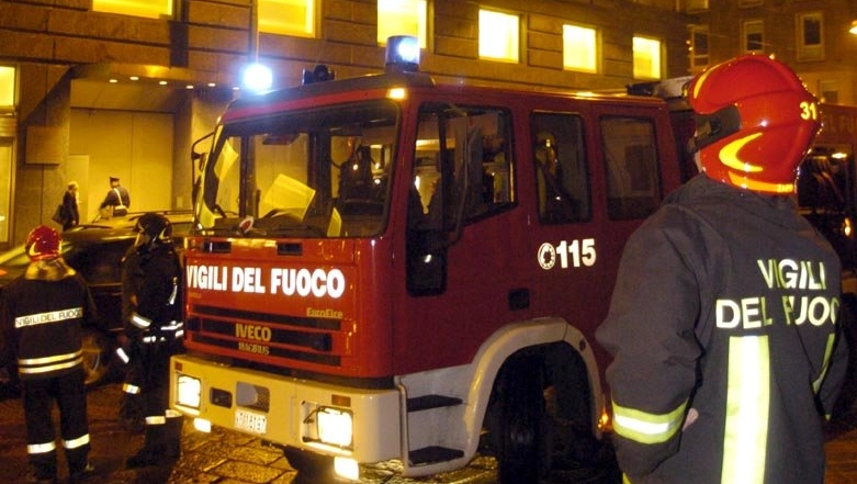 Incendio nella notte a Carpi: salvata una famiglia con due bambini e un neonato