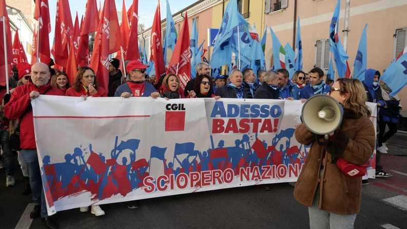 Un momento del corteo delle due sigle sindacali