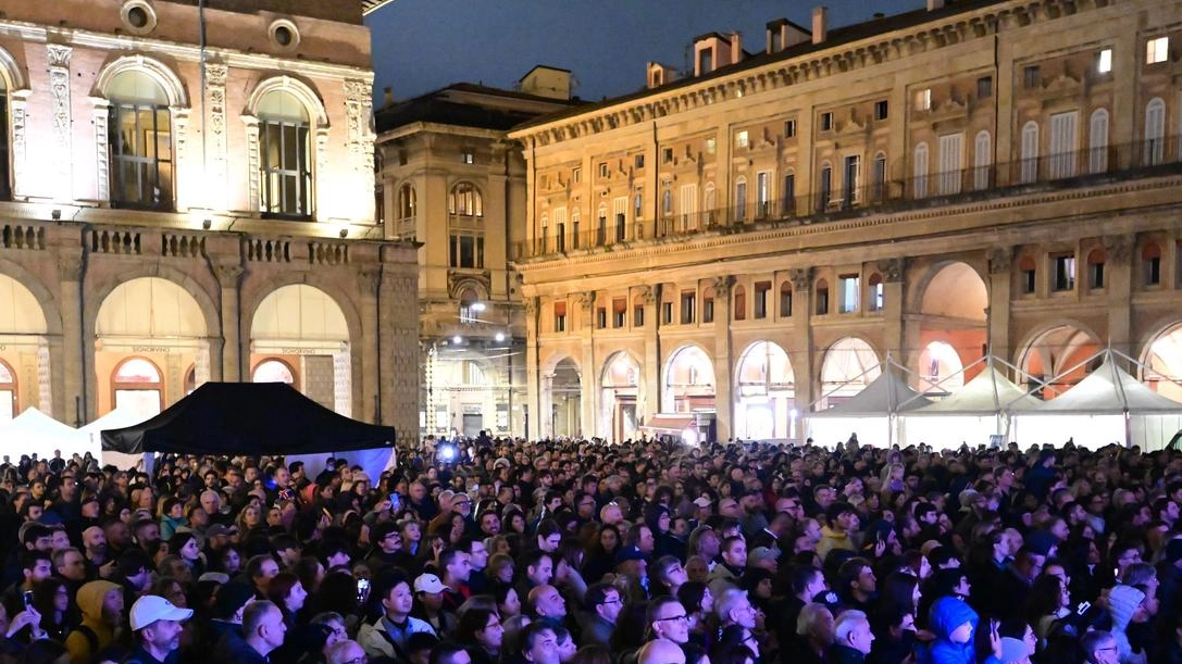 Simbolo a metà fra i giochi olimpici appena passati e il Giubileo. Conclusione con il concerto di Bennato e lo show pirotecnico.