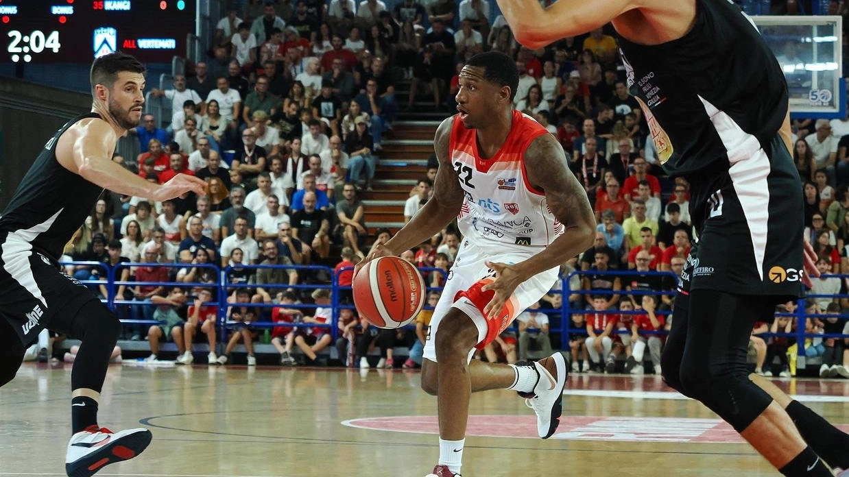 L’ex biancorosso Gerald Robinson in azione contro Udine in un palasport «Flaminio» gremito