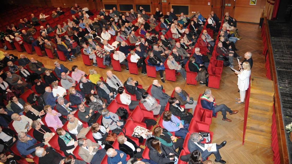 Famiglie in festa a teatro: "Sposati da 50 anni, tutto iniziò in discoteca. Il segreto? Il rispetto"