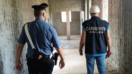 I carabinieri impegnati nei controlli dei cantieri a Fermo