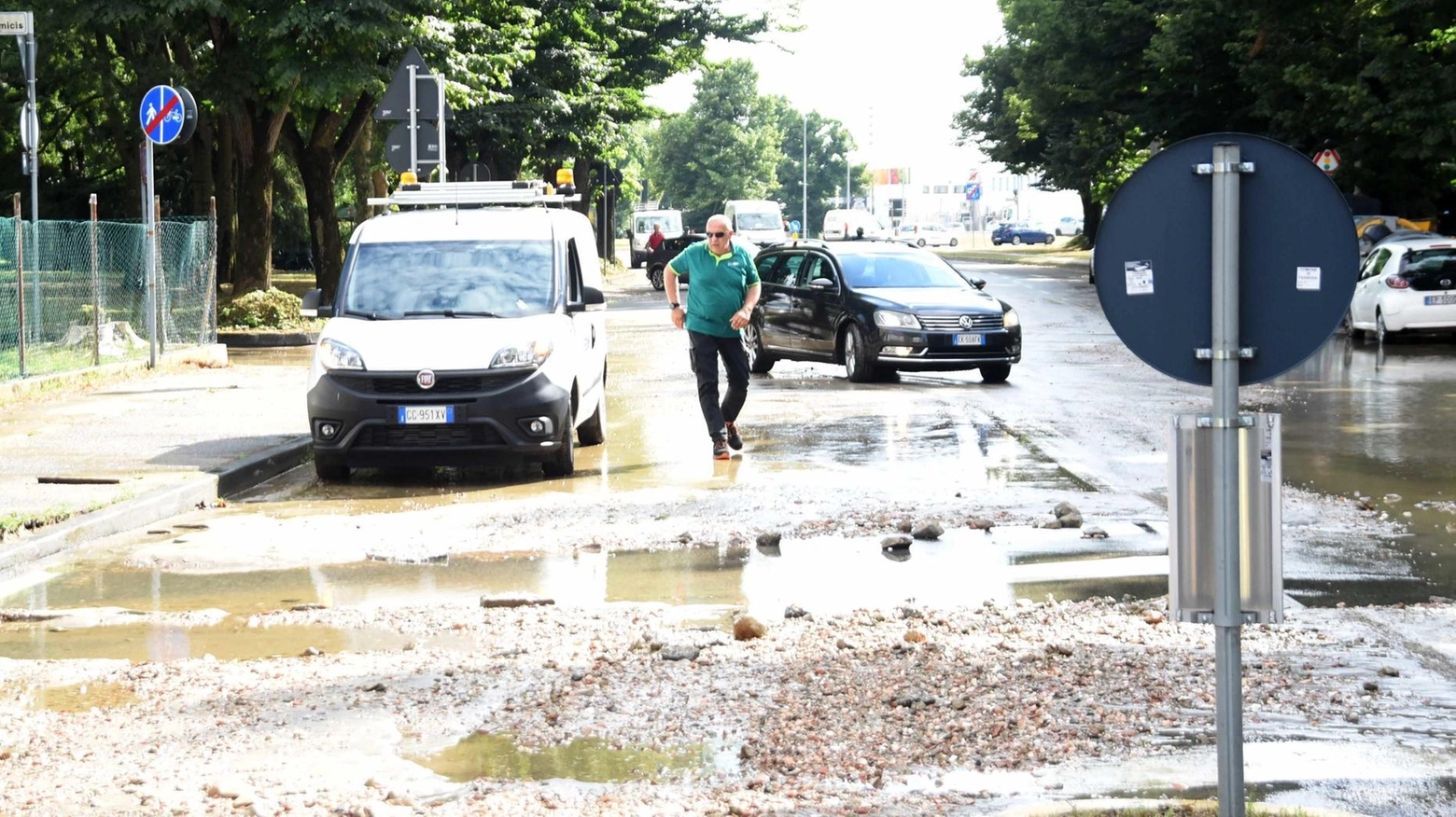 Ancora allagamenti e rabbia. Guasto idrico in via Savonuzzi: "Basta, non ne possiamo più"