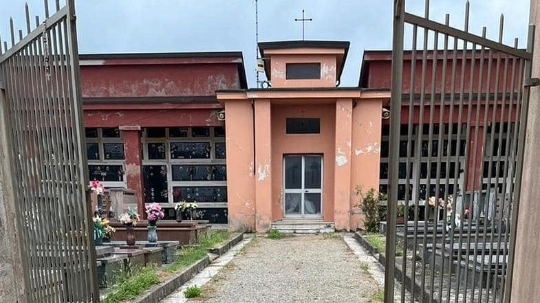 Asportato dal muro esterno ‘Impegno per Canossa’: "Il Comune dia risposte".