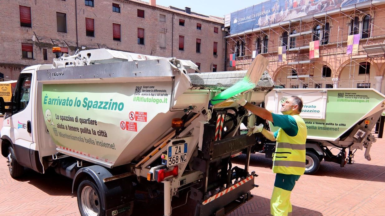 L’amministrazione ha deciso di rendere strutturale il passaggio degli operatori. Una squadra di alcune unità che tiene pulite le zone più centrali della città. "La situazione del decoro è migliorata, grazie alle segnalazioni dei cittadini".