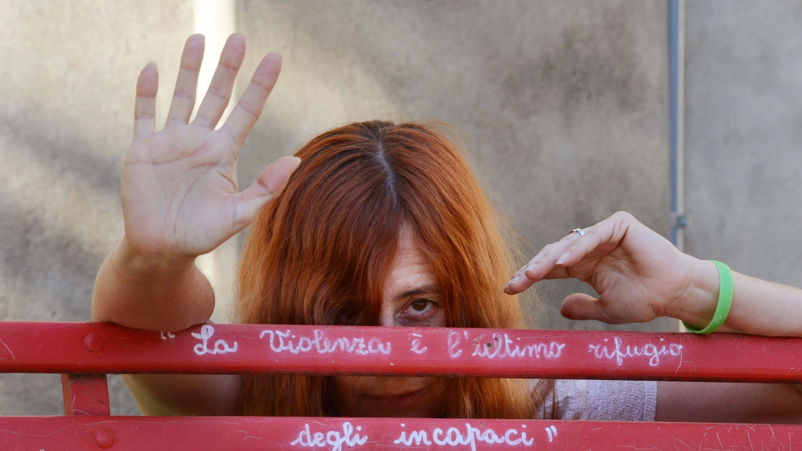 La panchina rossa è il simbolo della lotta alla violenza sulle donne