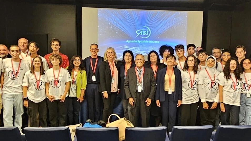 Il gruppo del liceo scientifico ‘Medi’ di Montegiorgio, che ha lavorato al progetto ‘Infinity 2’, in visita all’Asi