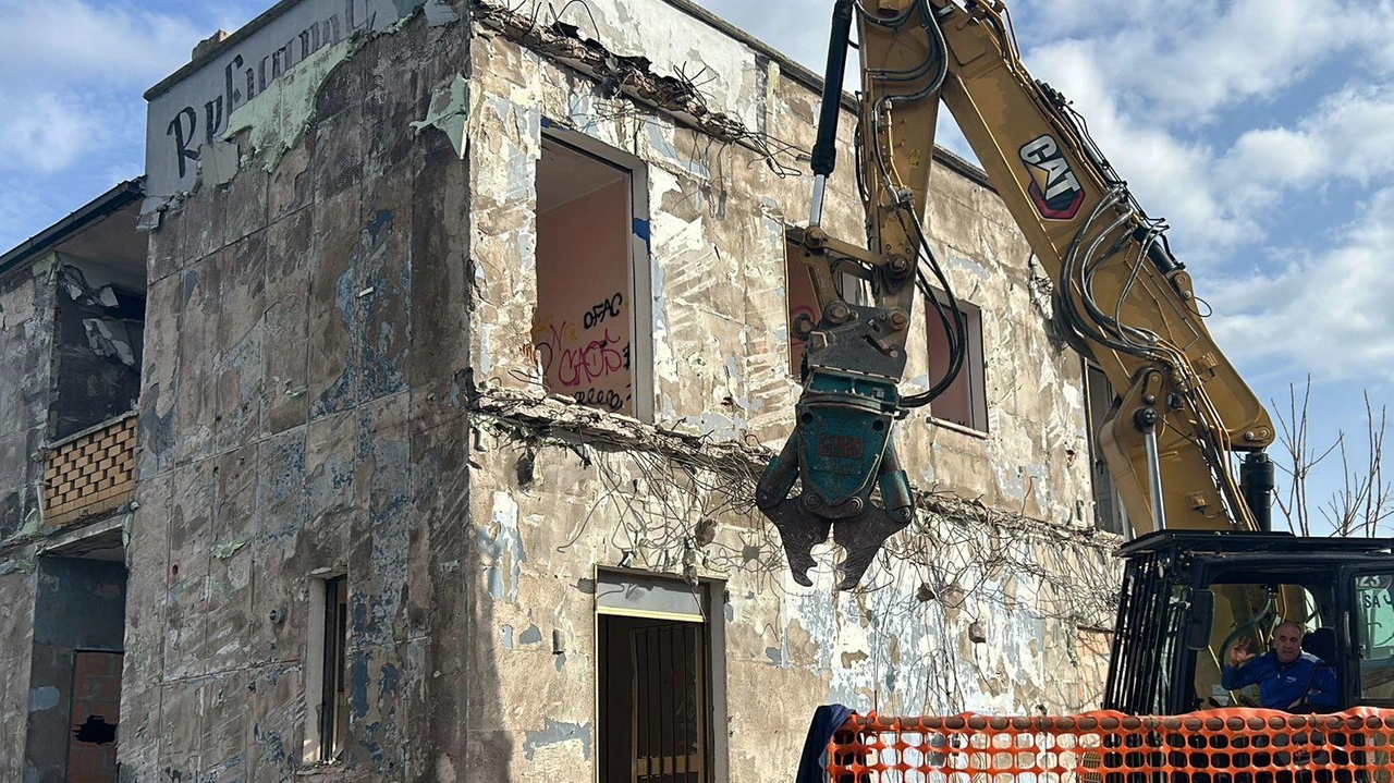 Giù l’ecomostro "Arzilla". Demolito l’ex residence. Previsti 16 appartamenti