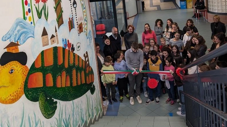 Il murale inaugurato sulla parete della scuola primaria ’Ferrari’ alla presenza delle autorità cittadine: simboleggia la lentezza di un mondo più sano e bello