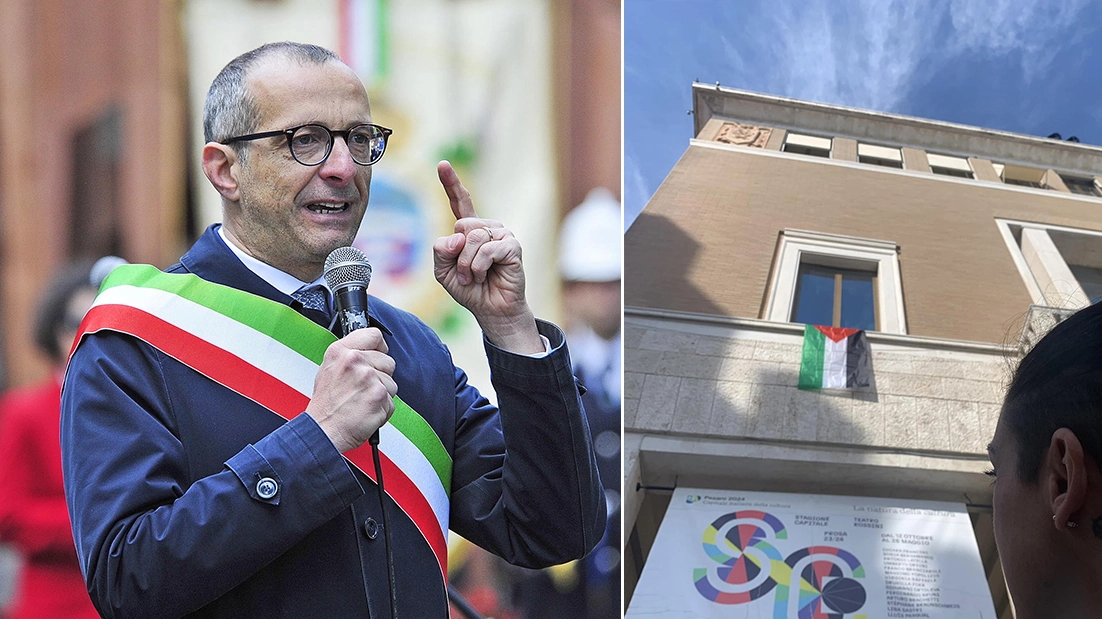 A destra, la bandiera della Palestina esposta sul palazzo comunale di Pesaro: la foto è stata pubblicata dal sindaco Matteo Ricci (a sinistra) sulla pagina Facebook