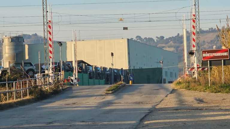 Il caso di via Volterra: strada dissestata e piena di rifiuti