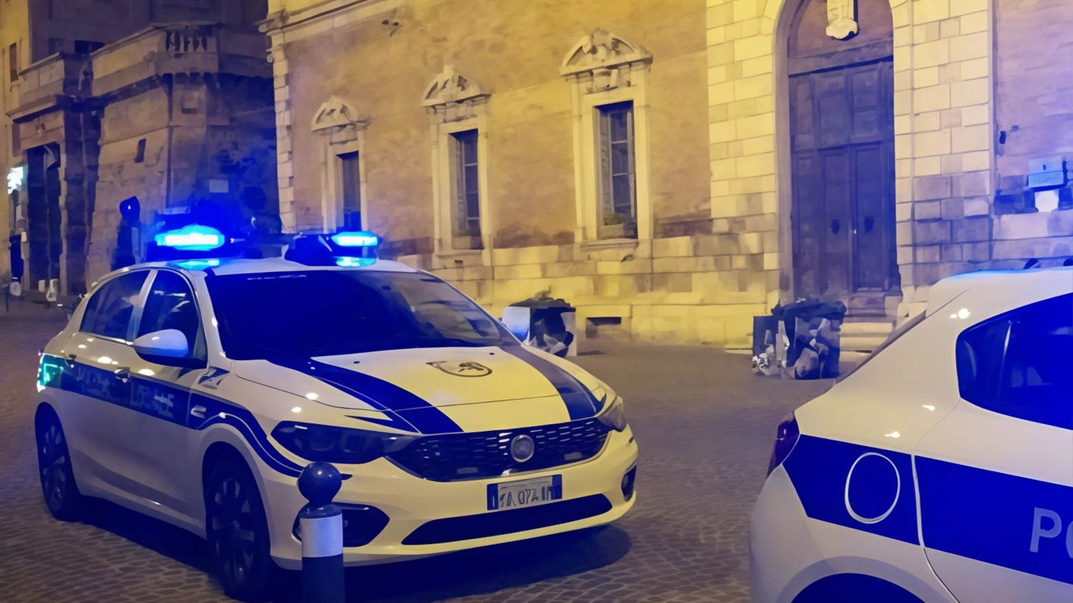 Vandali in azione in pieno centro: distrutto il parabrezza di un’auto