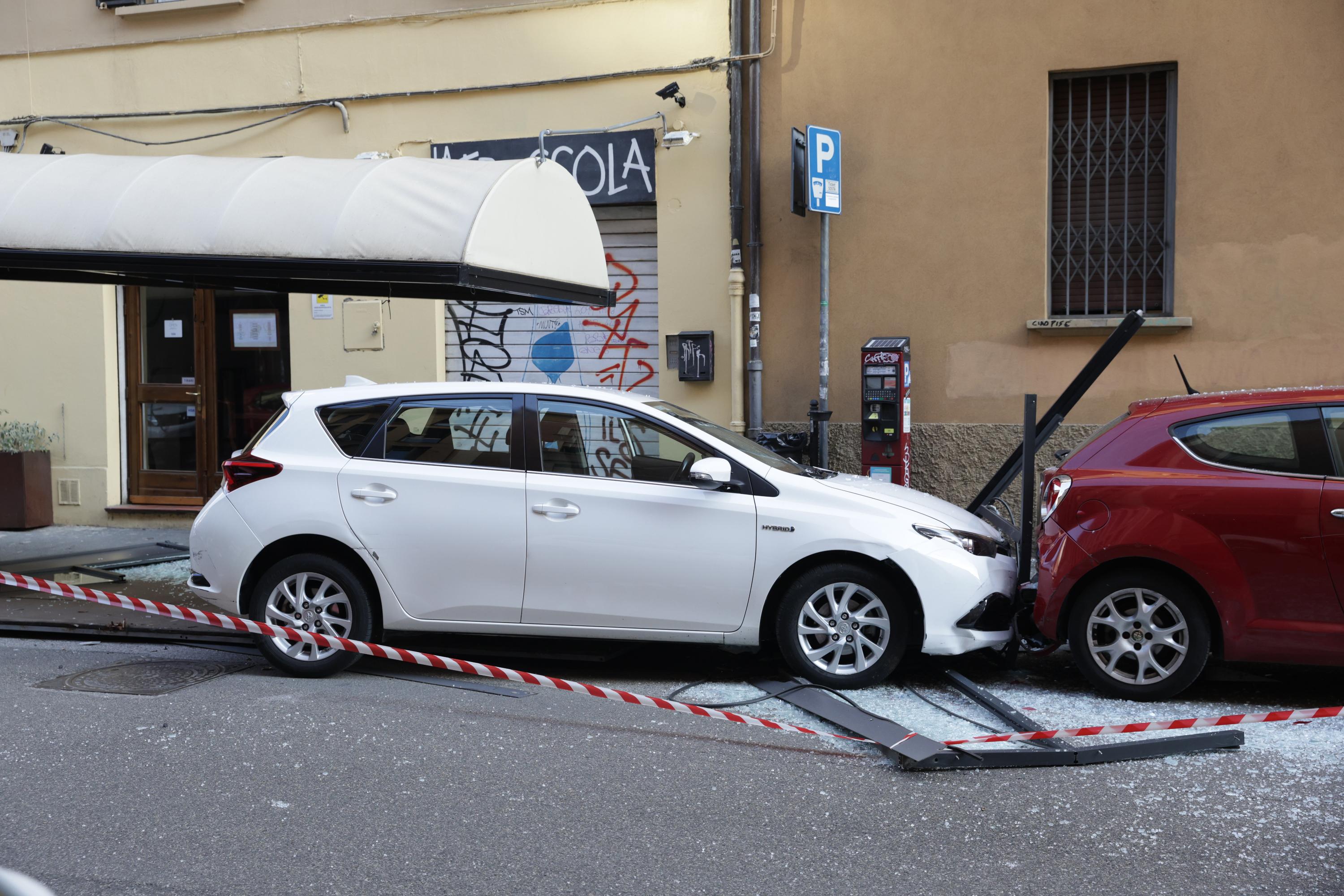 Bologna, auto piomba contro un dehors in pieno centro