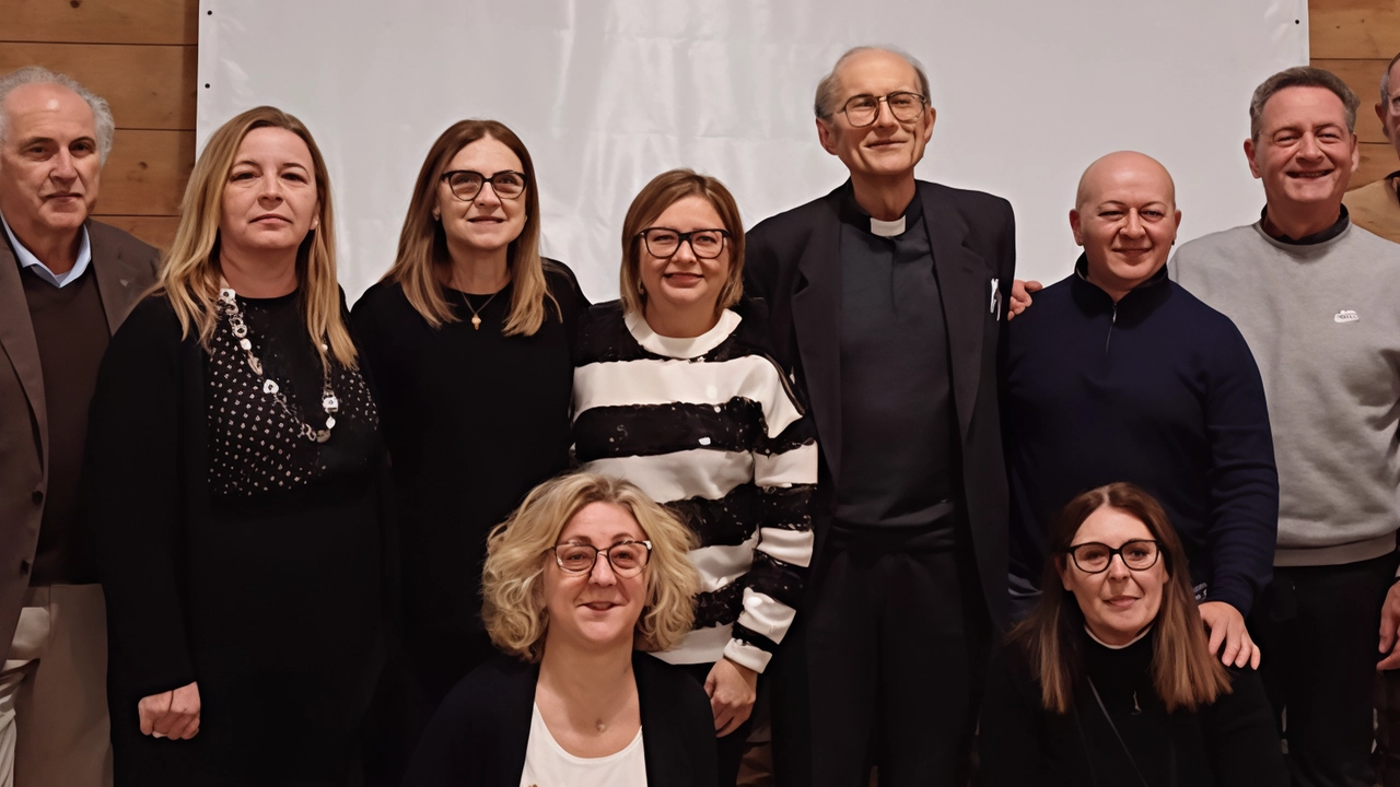 Il parroco Don Luigi Mancini festeggia i suoi 50 anni di sacerdozio a Monte Urano, con una cerimonia emozionante e partecipata dalla comunità locale.