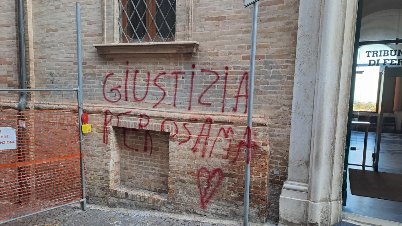 Una delle scritte sul muro del tribunale: la protesta dagli amici del 23enne accoltellato a morte qualche mese fa