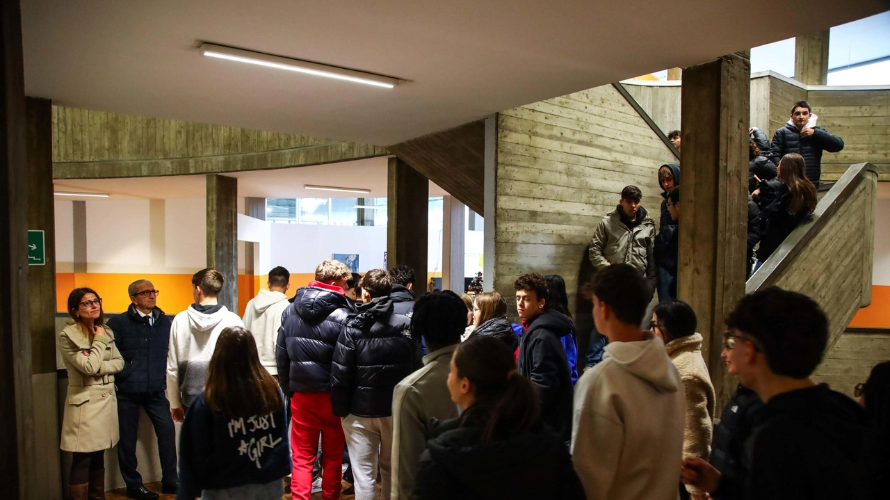 Un momento della simulazione di evacuazione in caso di emergenza degli studenti dell’istituto Fermi-Da Vinci e del liceo Pontormo che è avvenuta ieri mattina nell’edificio che si trova in via Bonistallo a Empoli