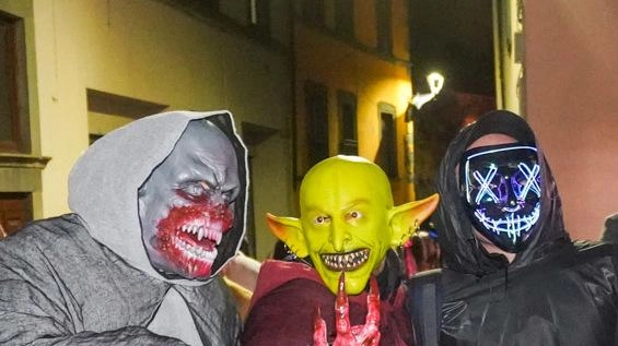 Deruba i ‘mostri’ di Halloween e va contro i vigili