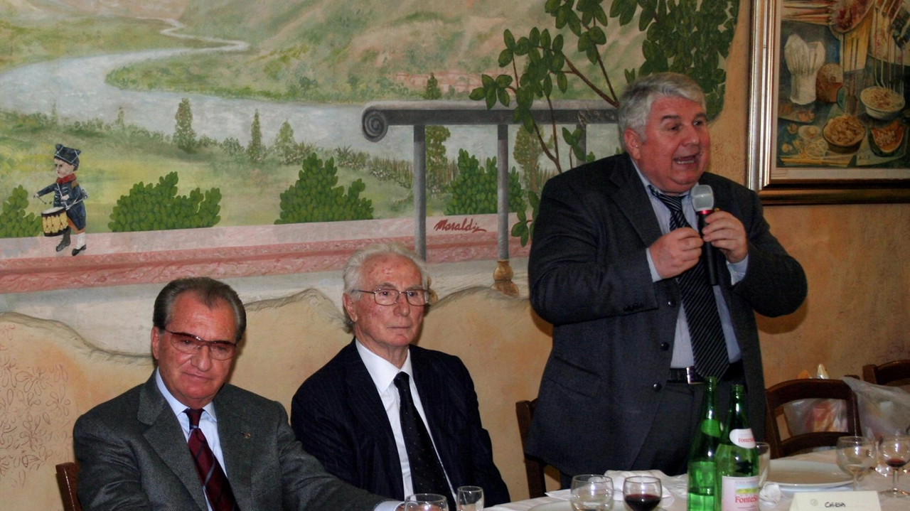 L’avvocato Riccardo Chiesa durante una serata del Panathlon di cui fu tra i fondatori nel 1986. Al tavolo con lui Dionigio Dionigi e l’ex commissario tecnico dell’Italia Azeglio Vicini