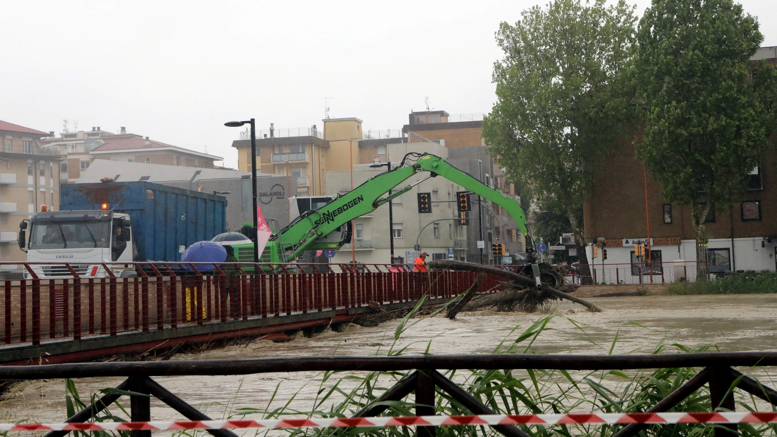 Il Ponte Nuovo durante l’alluvione del 16-17 maggio 2023 (foto Luca Ravaglia)