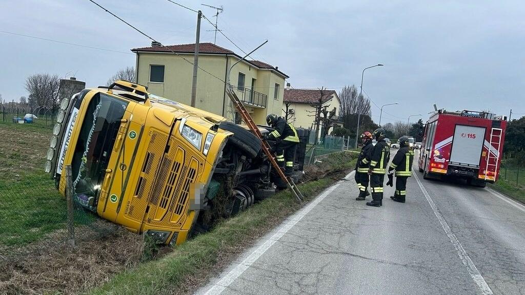 Bagnacavallo, si ribalta autocisterna con di 25mila litri di vino