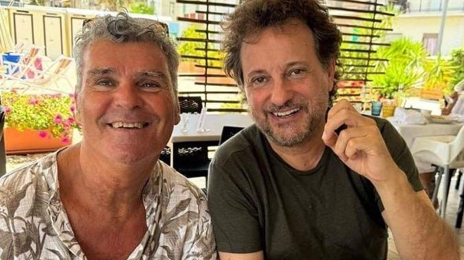 Il noto attore e regista Leonardo Pieraccioni ha visitato Porto Recanati, pranzando al balneare Antonio e facendo una foto con il titolare