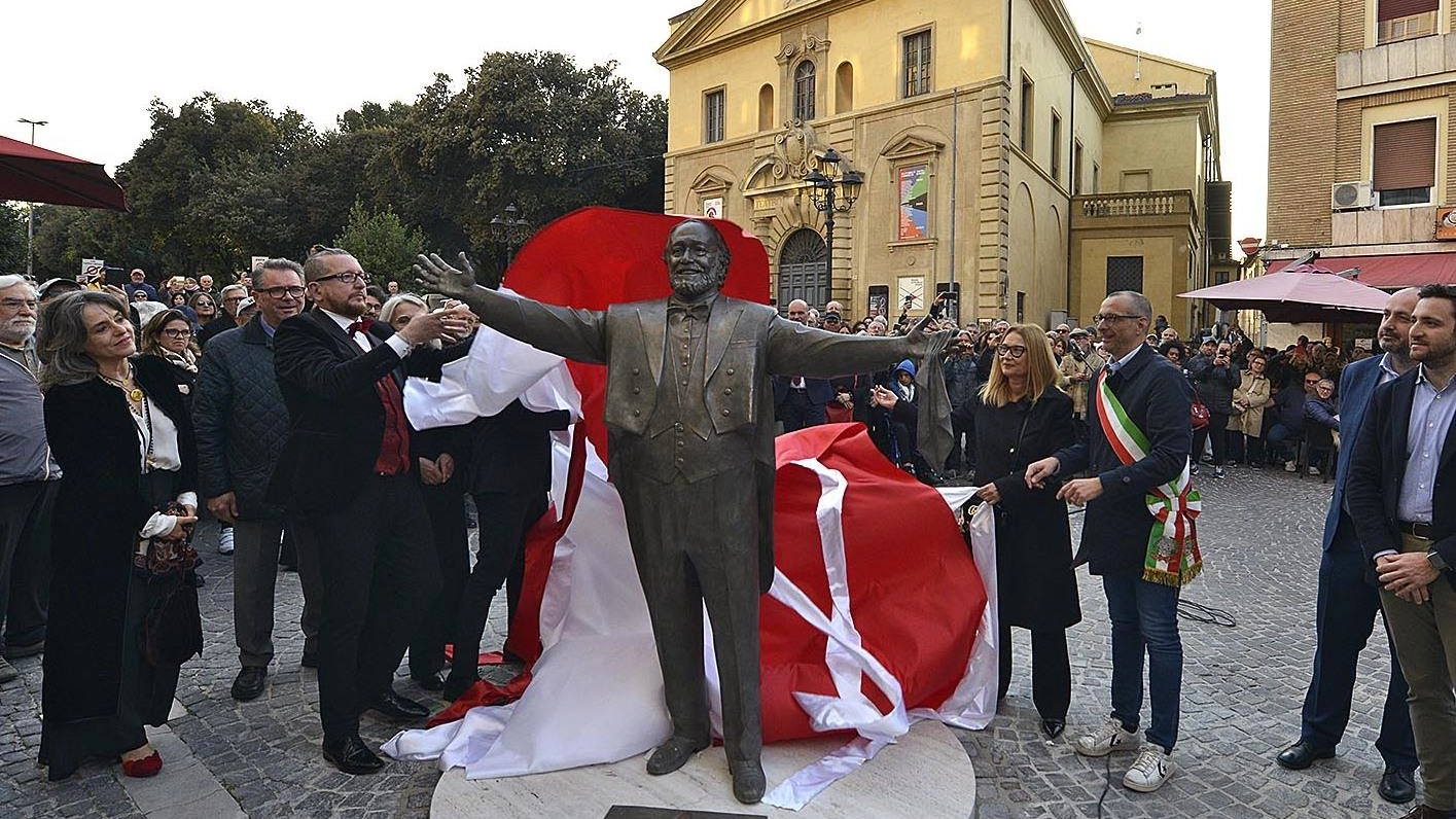 Ecco la statua di Pavarotti. Folla in piazzale Lazzarini. Nicoletta: "Amava questa città"