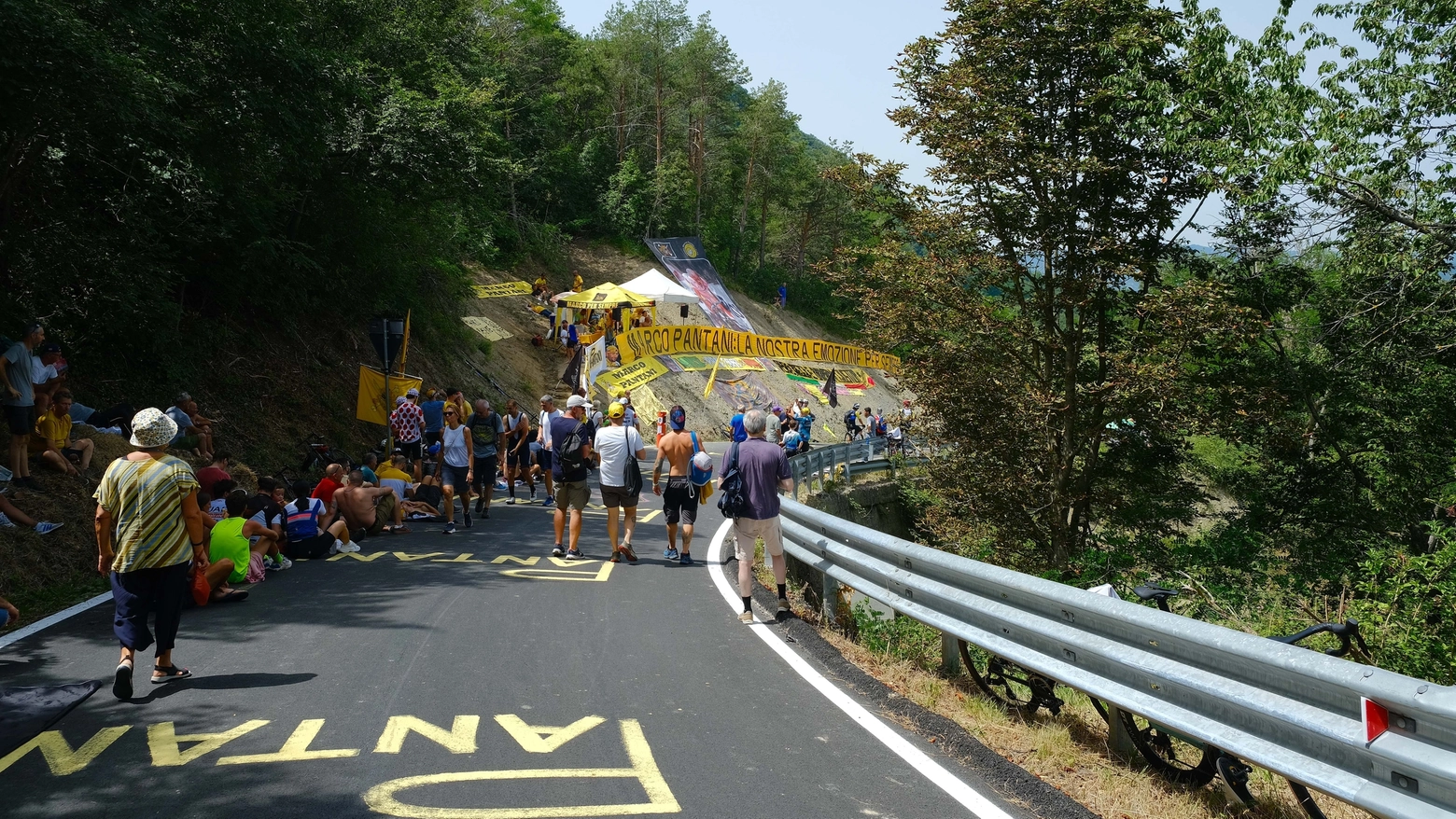 Tifosi al Passo del Barbotto aspettano il passaggio del Tour de France