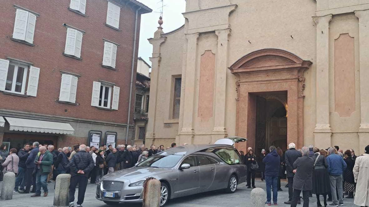 Sassuolo, duomo gremito per l’ultimo saluto a Vantaggi, ex direttore di Confindustria Ceramica. Tanti gli imprenditori presenti