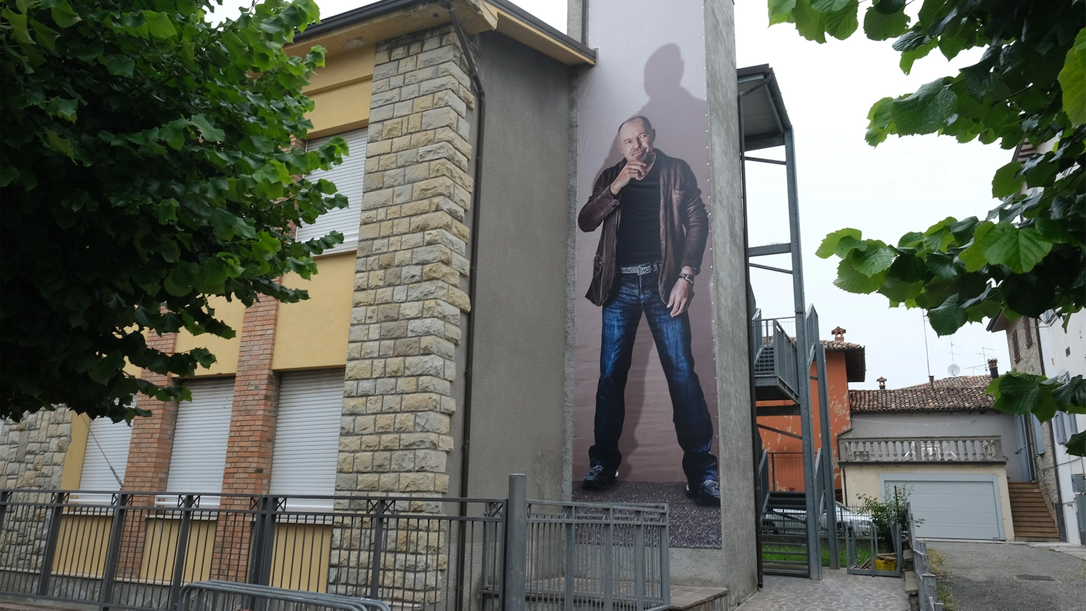 Il mega poster di Vasco Rossi appeso su una parete di una scuola elementare a Zocca