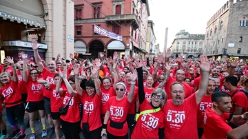 Run 5,30, in migliaia alla maratona silenziosa per le vie di Bologna. “E’ una città magnifica”