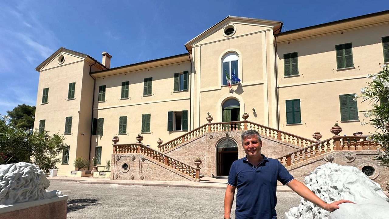 Stefano Lanna con, alle spalle, il corpo centrale dell’ex seminario dei Comboniani