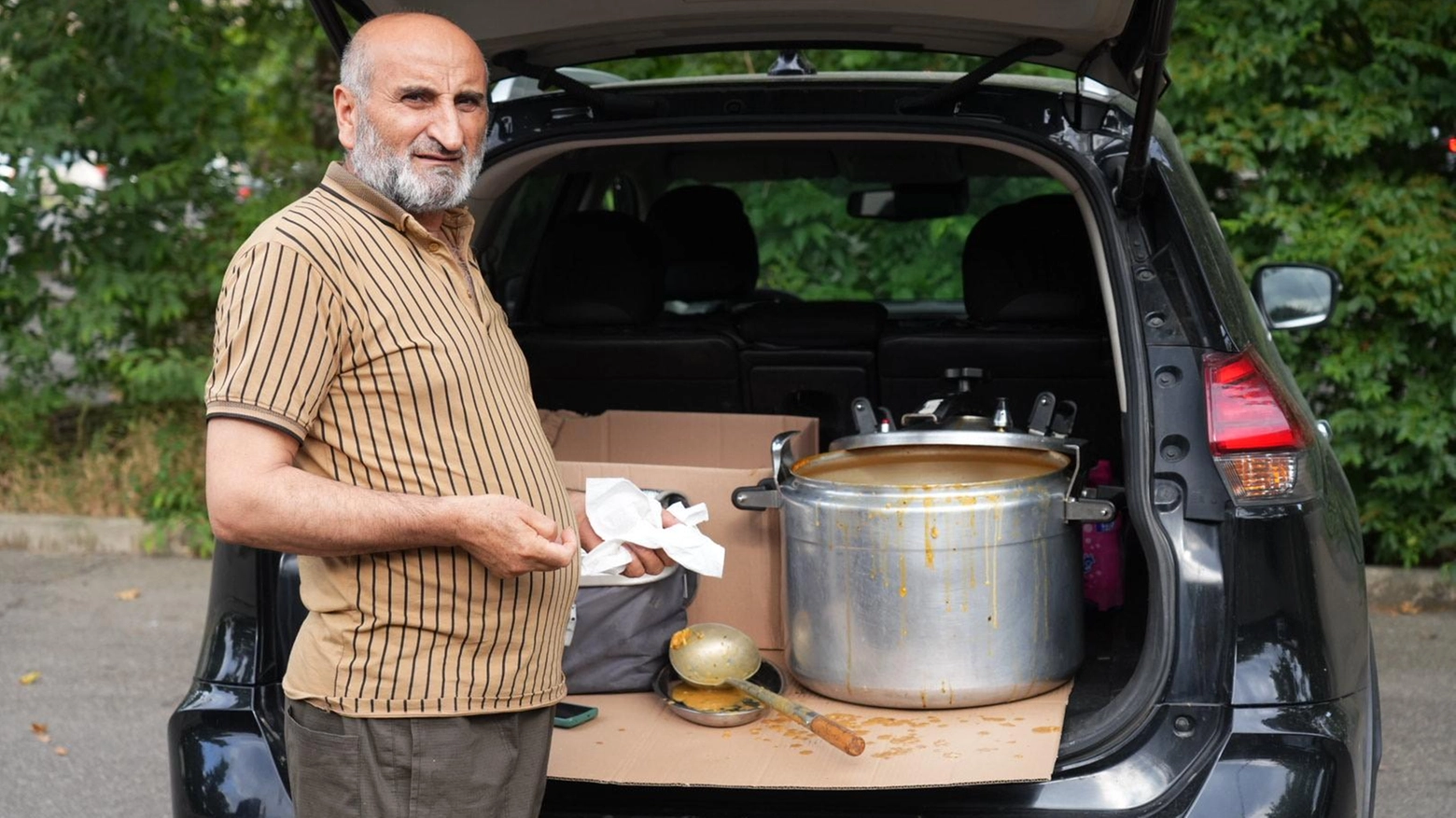 Cemal   assiste chi vive in strada. Ogni venerdì dona cibo e vestiti