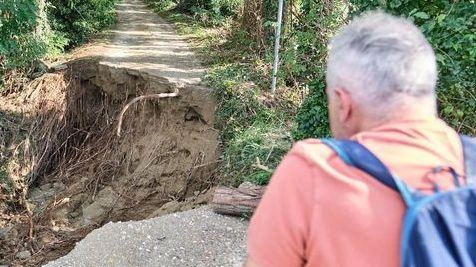 L'alluvione a Cotignola ha causato danni al cimitero e alla stazione ecologica, rimasti chiusi per verifiche. Hera garantisce servizi alternativi. I cittadini devono esporre i rifiuti in strada seguendo precise indicazioni. Il fango deve essere depositato fuori dalla proprietà per il ritiro.