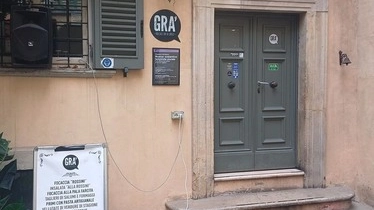 La porta chiusa del Gra’, il locale di via Rossini, davanti a un cortile completamente deserto