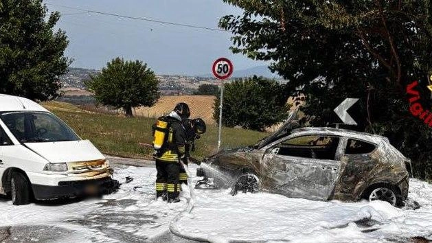 È stato necessario il liquido schiumogeno per spegnere le fiamme