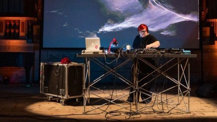 NicoNote porta sul palco del teatro degli Atti una performance unica che mescola musica, parola e immagine, ispirata a Schumann e Kurt Cobain. Un viaggio emotivo nella dimensione dell'ignoto e del Romanticismo.