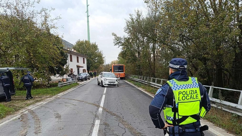 I rilievi della polizia locale sul luogo dell’incidente