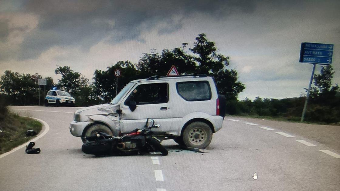 Moto Aprilia contro auto Suzuki: in ospedale il centauro 28enne