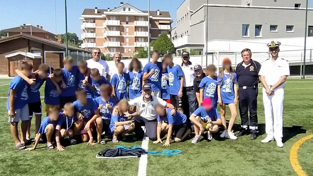 Incontro formativo tra Guardia Costiera e ragazzi sul rispetto del mare e dell'ambiente, affrontando tematiche come l'inquinamento da plastica.