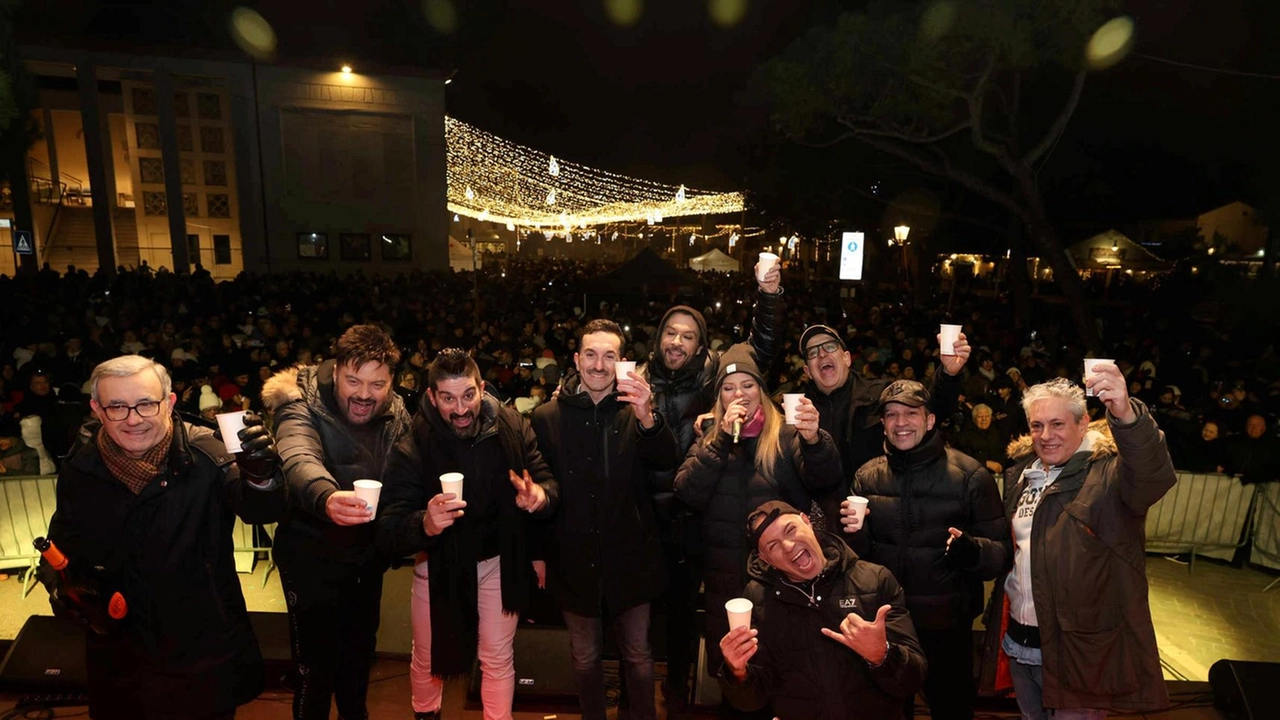 Il brindisi al nuovo anno al concerto in piazza Ciceruacchio