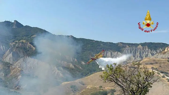 Vasto incendio oggi alle porte di Ascoli, fiamme alimentate dall’aria calda