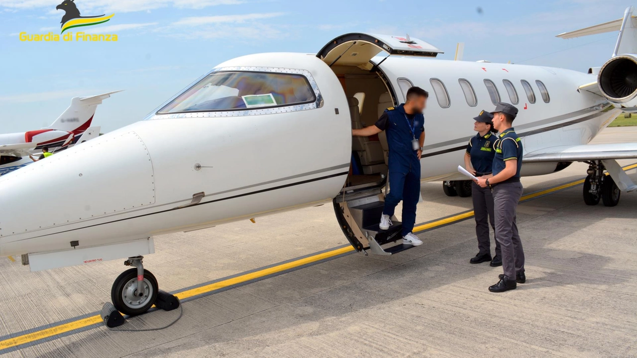 In foto, i controlli dei finanzieri sull’aerotaxi