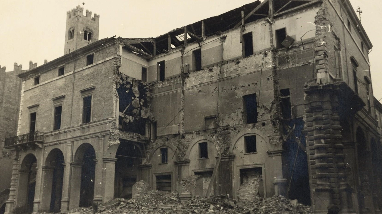 Piazza Cavour e via Tempio Malatestiano nel 1944, dopo i bombardamenti