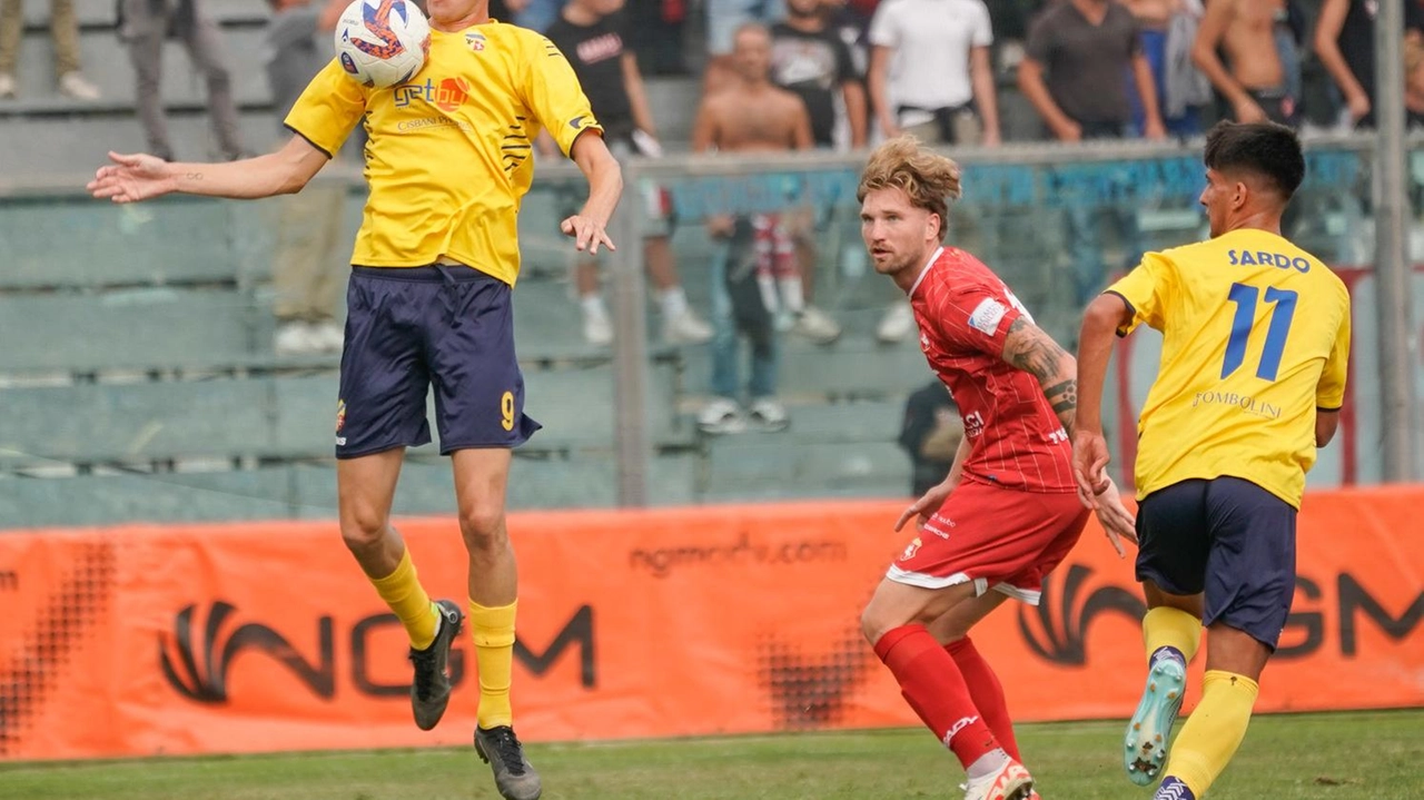 La Fermana si prepara per il match contro l'Atletico Ascoli, svolgendo l'allenamento sul sintetico del Pelloni a causa delle condizioni meteorologiche. L'Avversario, solido e guidato da un tecnico giovane, si presenta come una sfida impegnativa.