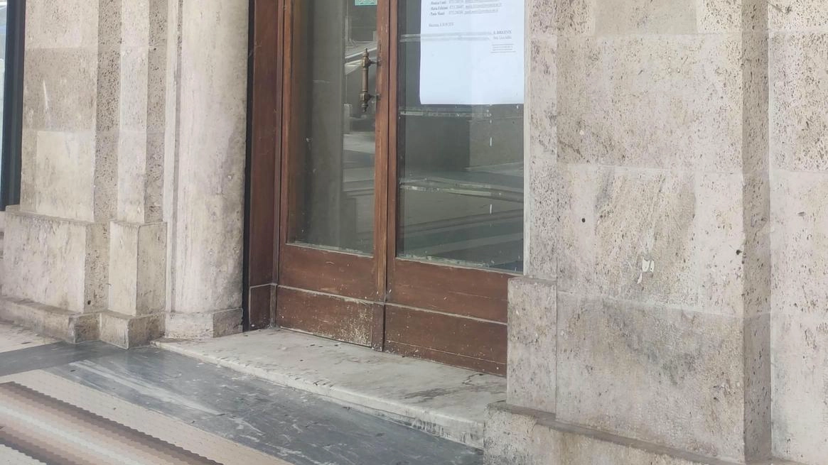 Il locale dell’ex agenzia di viaggi, sotto il loggiato di palazzo degli Studi