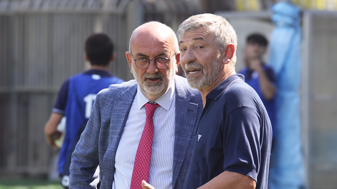 I due presidenti Vittorio Massi e Graziano Giordani discutono a bordo campo (foto Sgattoni)