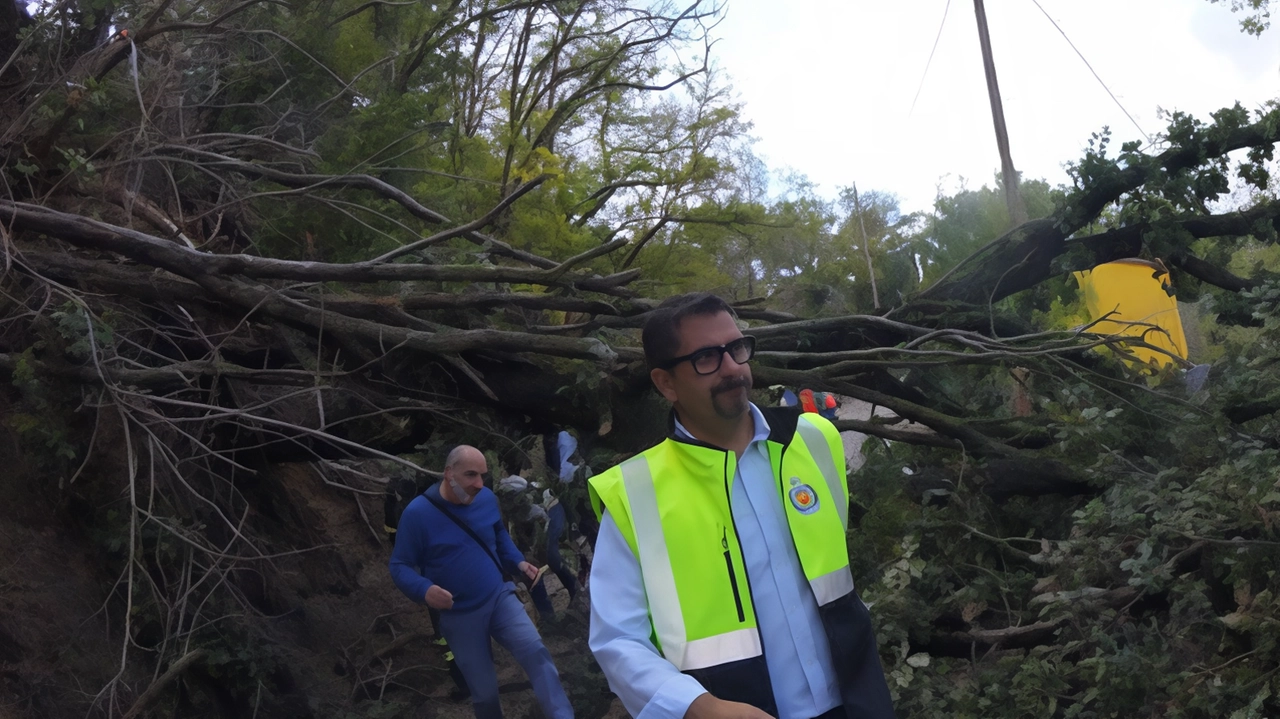 Il sindaco di Ancona, Daniele Silvetti, nel sopralluogo di ieri mattina nelle frazioni più colpite dal maltempo