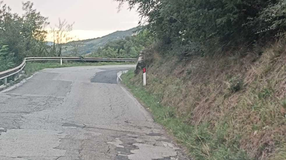 Provinciale 61, una strada gruviera. Il sindaco: "Intervenire subito"