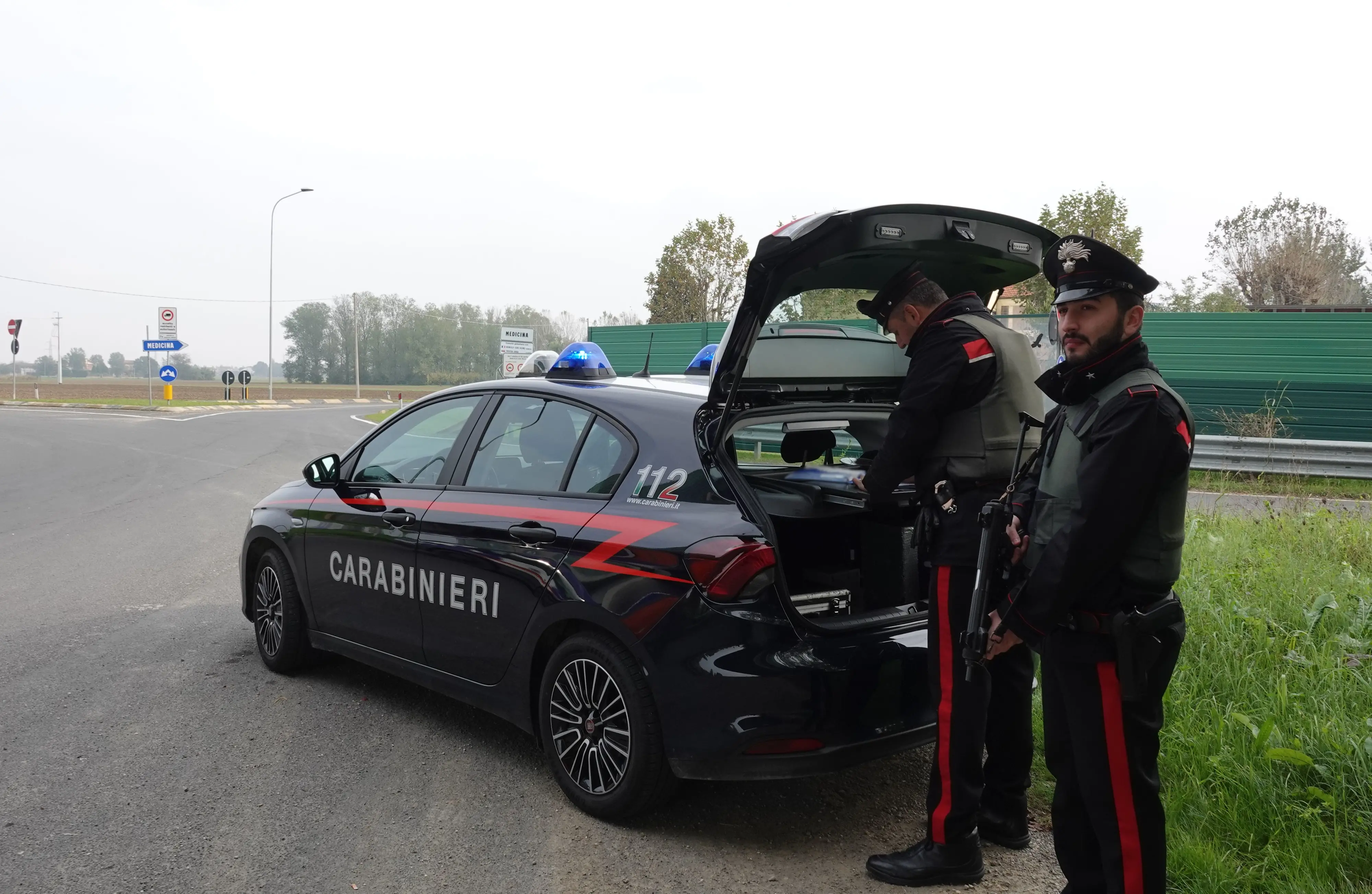 Guida una Porsche rubata, arrestato mentre fa benzina a Medicina