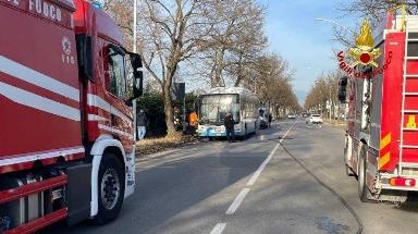 Autobus in fiamme, paura a Forlì: i passeggeri si salvano